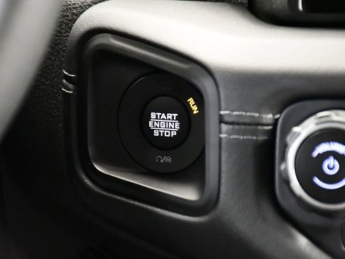 Used 2025 Jeep Wrangler Sahara image 27