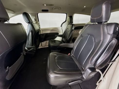 Used 2017 Chrysler Pacifica Touring-L FWD image 23