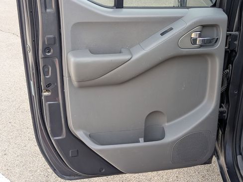 Used 2010 Nissan Frontier SE image 16