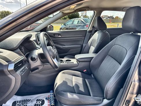 Used 2025 Nissan Altima 2.5 SV FWD image 12