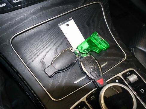 Used 2018 Mercedes-Benz GLC 300 4MATIC w/ Premium Package image 35