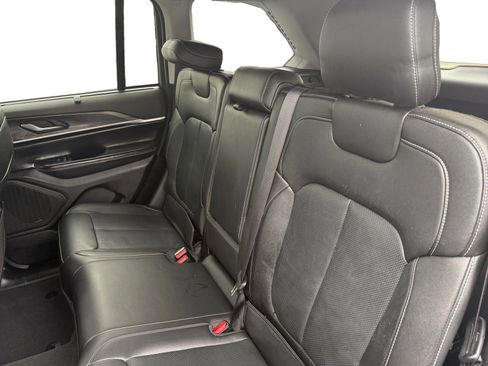 Used 2023 Jeep Grand Cherokee Limited w/ Luxury Tech Group II RWD image 13