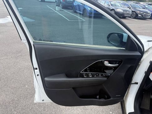 Used 2019 Kia Niro S Touring FWD image 17