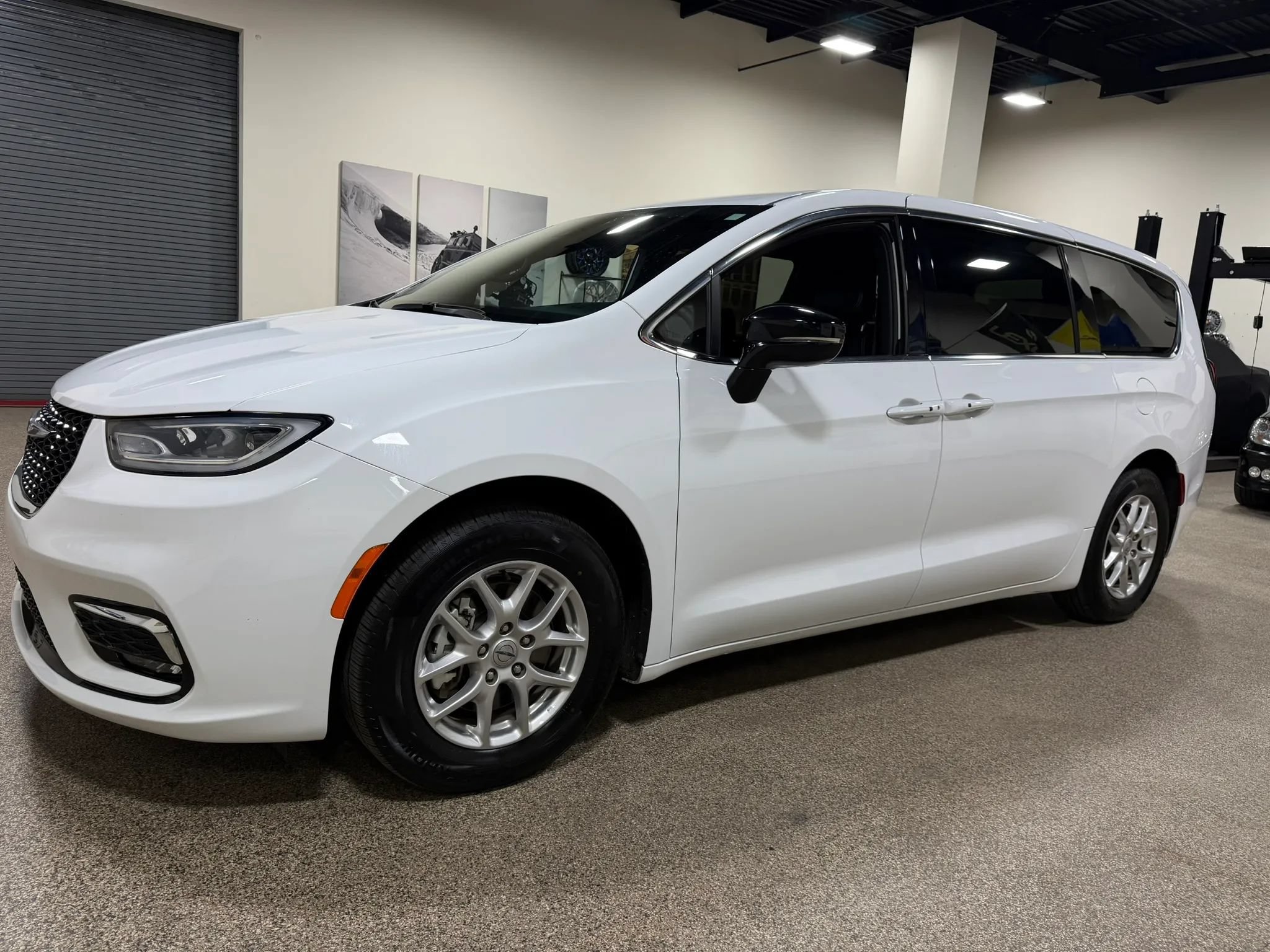 Used 2025 Chrysler Pacifica Select FWD image 10