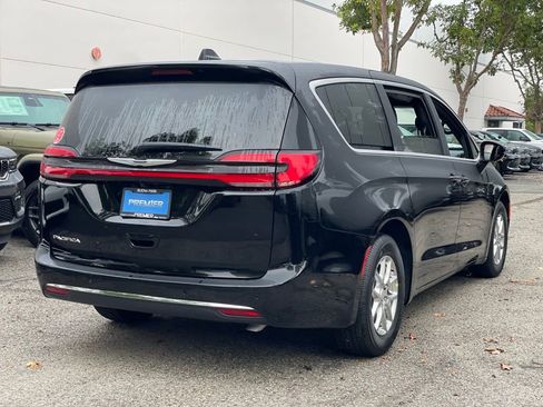 New 2026 Chrysler Pacifica Select image 5