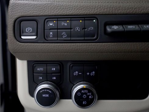 Used 2021 GMC Yukon Denali w/ Denali Premium Package image 27