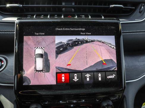 New 2025 Jeep Grand Cherokee Limited w/ Black Appearance Package image 18