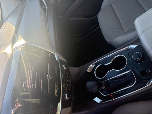 Used 2021 Chevrolet Traverse LT image 37