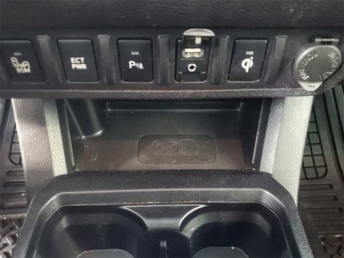 Used 2017 Toyota Tacoma TRD Sport image 21