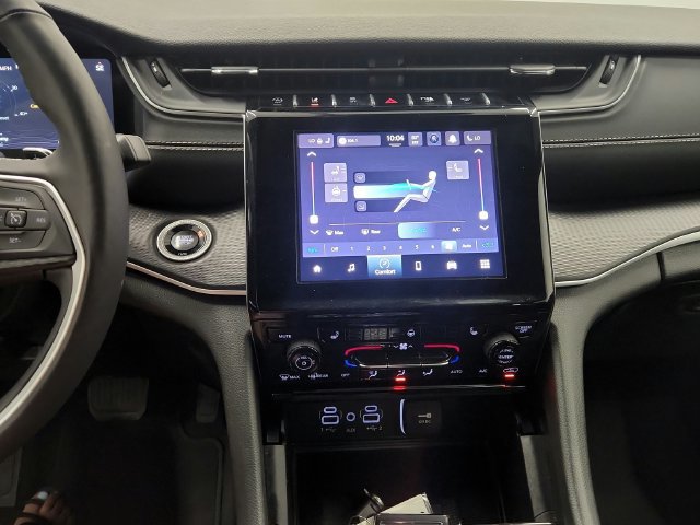 Used 2025 Jeep Grand Cherokee Altitude AWD/4WD image 29