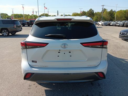 Used 2023 Toyota Highlander Limited FWD image 4