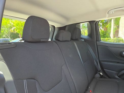 Used 2023 Jeep Renegade Altitude AWD/4WD image 15