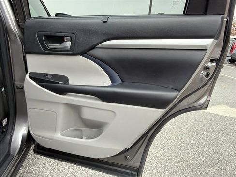 Used 2018 Toyota Highlander XLE image 16