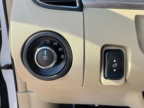 Used 2016 Ford Taurus SEL image 8