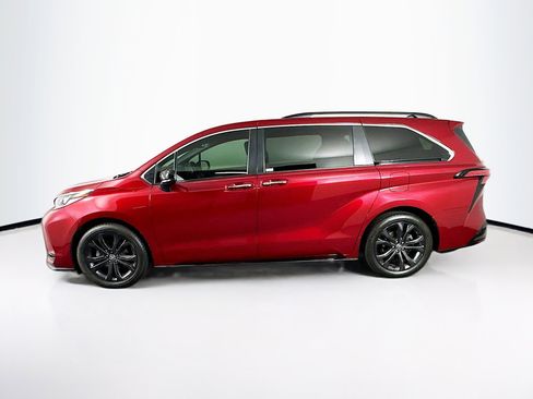 Used 2022 Toyota Sienna XSE image 4