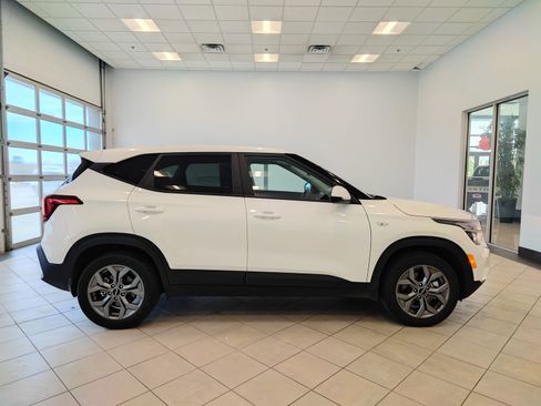 Used 2024 Kia Seltos LX AWD/4WD image 2