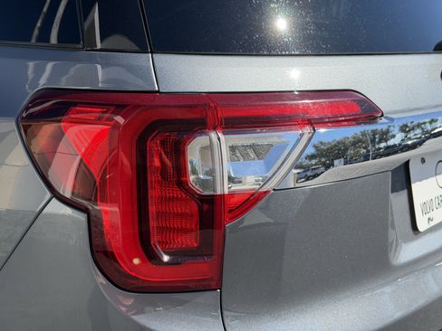 Used 2020 GMC Acadia SLT w/ Premium Package image 9