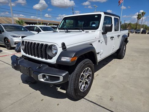 Used 2025 Jeep Gladiator Sport AWD/4WD image 7