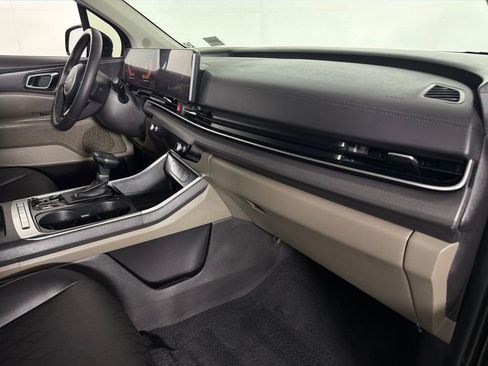 Used 2025 Kia Carnival EX FWD image 34