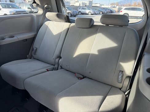 Used 2018 Toyota Sienna L w/ Carpet Mat Package image 19
