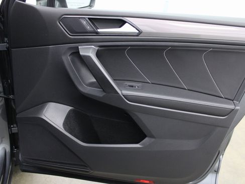 Used 2022 Volkswagen Tiguan SE image 31