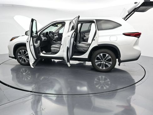 Used 2022 Toyota Highlander XLE AWD/4WD image 39
