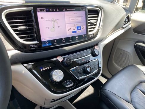 Used 2024 Chrysler Pacifica Touring-L FWD image 17