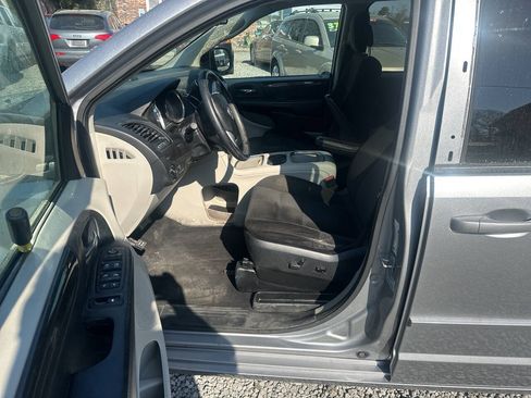 Used 2016 Dodge Grand Caravan SXT w/ UConnect Hands-Free Group FWD image 10
