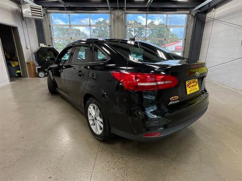 Used 2018 Ford Focus SE FWD image 3