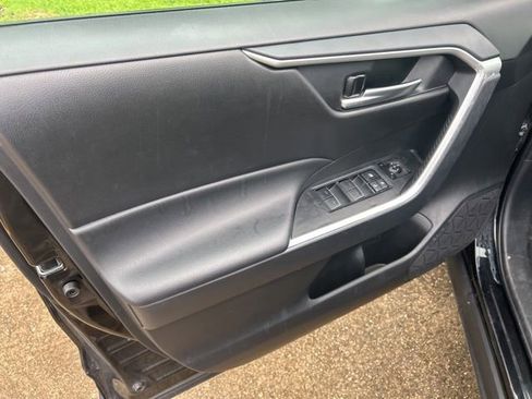 Used 2025 Toyota RAV4 XLE FWD image 28