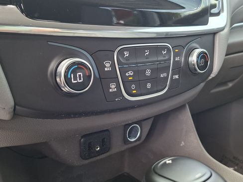 Used 2019 Chevrolet Traverse LT FWD image 15
