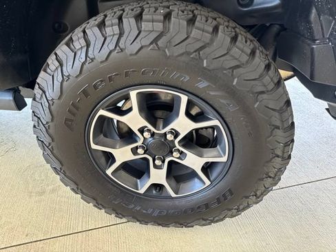Used 2019 Jeep Wrangler Unlimited Rubicon w/ Dual Top Group AWD/4WD image 38