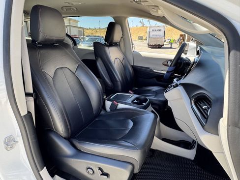 Used 2018 Chrysler Pacifica Touring-L Plus FWD image 32