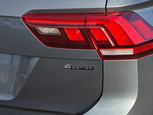 Used 2022 Volkswagen Tiguan SE image 32