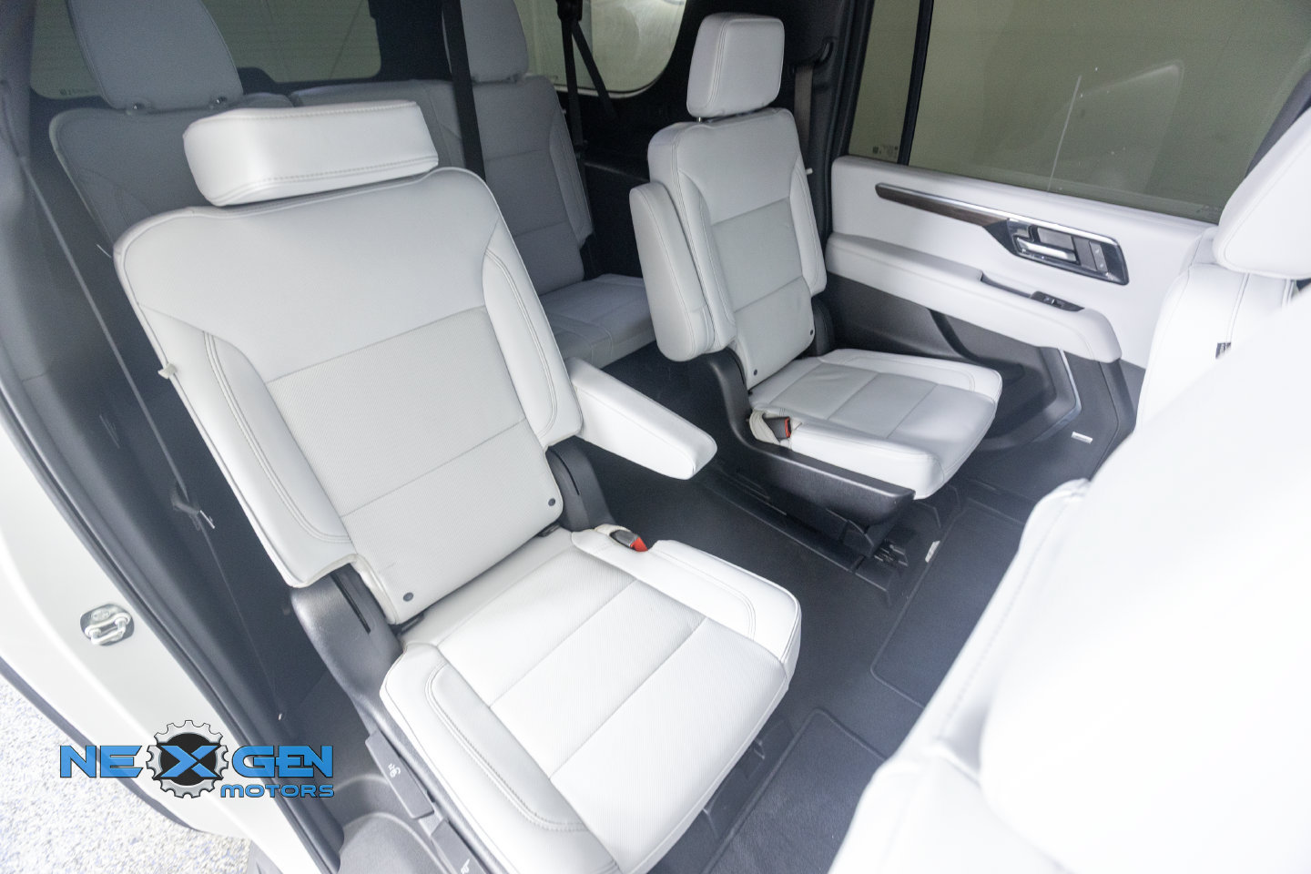 Used 2025 Chevrolet Suburban Premier AWD/4WD image 43