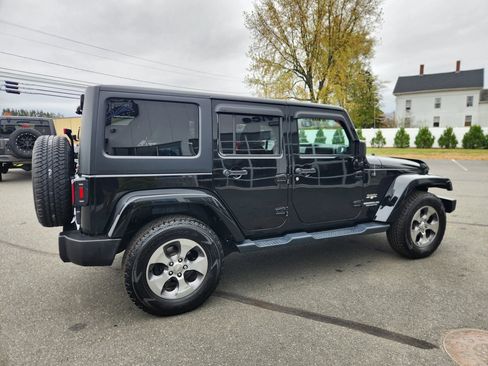 Used 2017 Jeep Wrangler Unlimited Sahara w/ Connectivity Group image 18