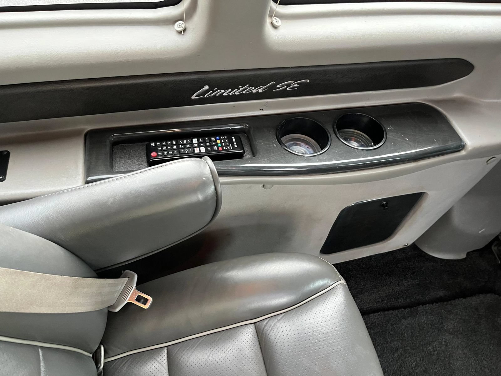 Used 2018 Chevrolet Express 2500 Extended w/ Enhanced Convenience Package RWD image 31