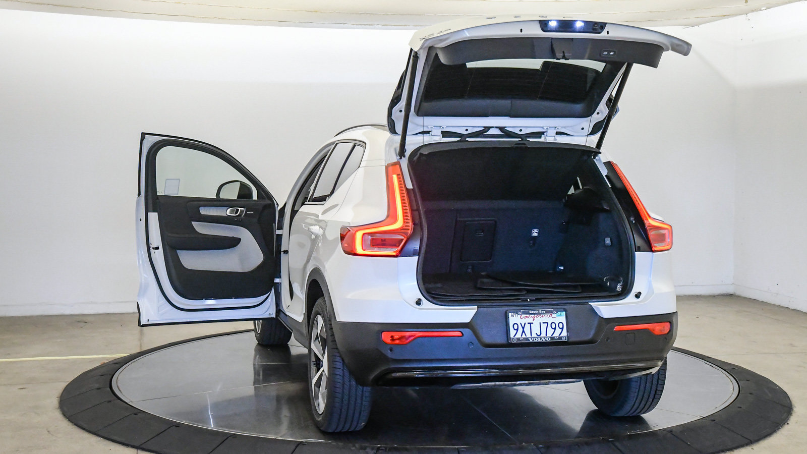 Used 2026 Volvo XC40 B5 Plus w/ Protection Package Premier AWD/4WD image 26