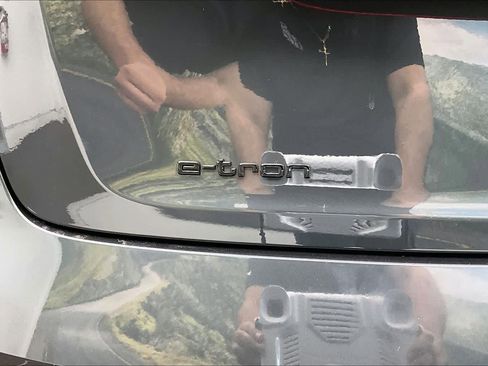 Used 2023 Audi e-tron Premium Plus w/ Premium Plus Package image 33