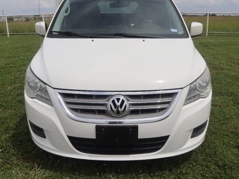 Used 2012 Volkswagen Routan SEL FWD image 11