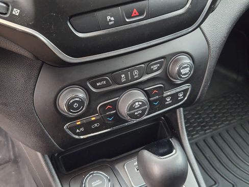 Used 2020 Jeep Cherokee Latitude Plus image 19