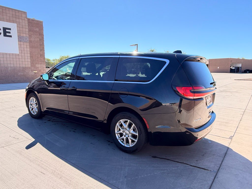 Certified 2025 Chrysler Pacifica Select FWD image 9