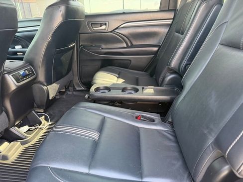 Used 2017 Toyota Highlander SE image 27