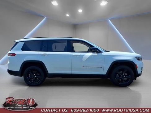Used 2023 Jeep Grand Cherokee L Limited w/ Black Appearance Package AWD/4WD image 2