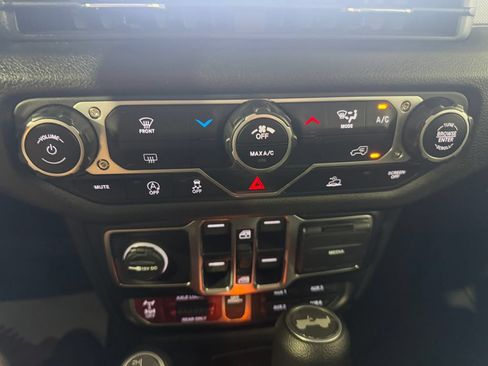 Used 2025 Jeep Wrangler Unlimited Sport AWD/4WD image 31