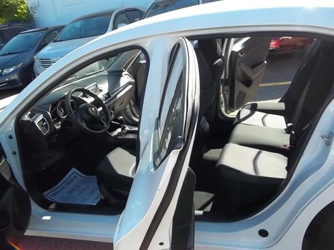 Used 2015 MAZDA MAZDA3 i SV FWD image 3