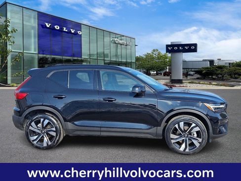 Certified 2025 Volvo XC40 B5 Ultra w/ Climate Package image 8