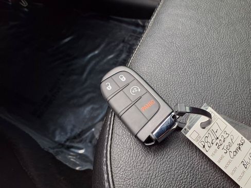 Used 2023 Jeep Compass Latitude w/ Sun and Sound Group AWD/4WD image 17
