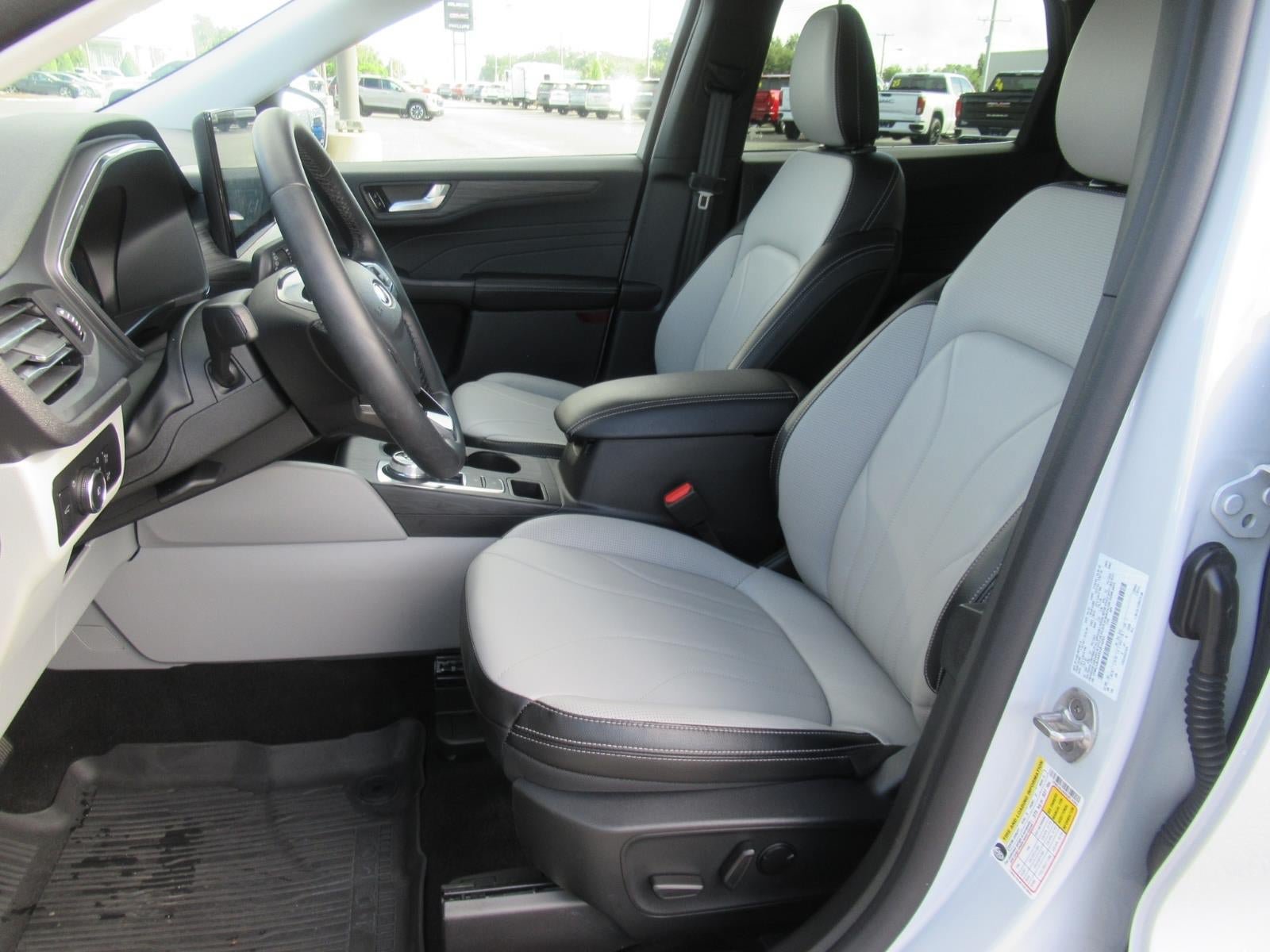 Used 2025 Ford Escape Platinum w/ Premium Technology Package AWD/4WD image 19