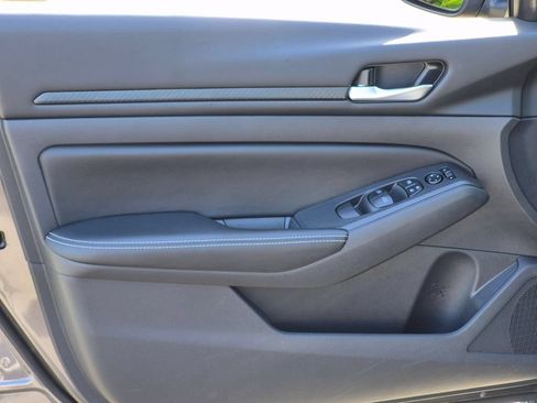 Used 2025 Nissan Altima 2.5 SV FWD image 11